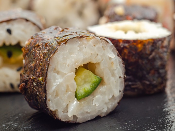 rollos de sushi con aguacate