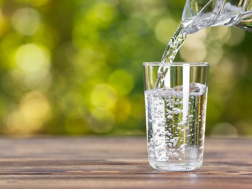 beneficios agua mineral