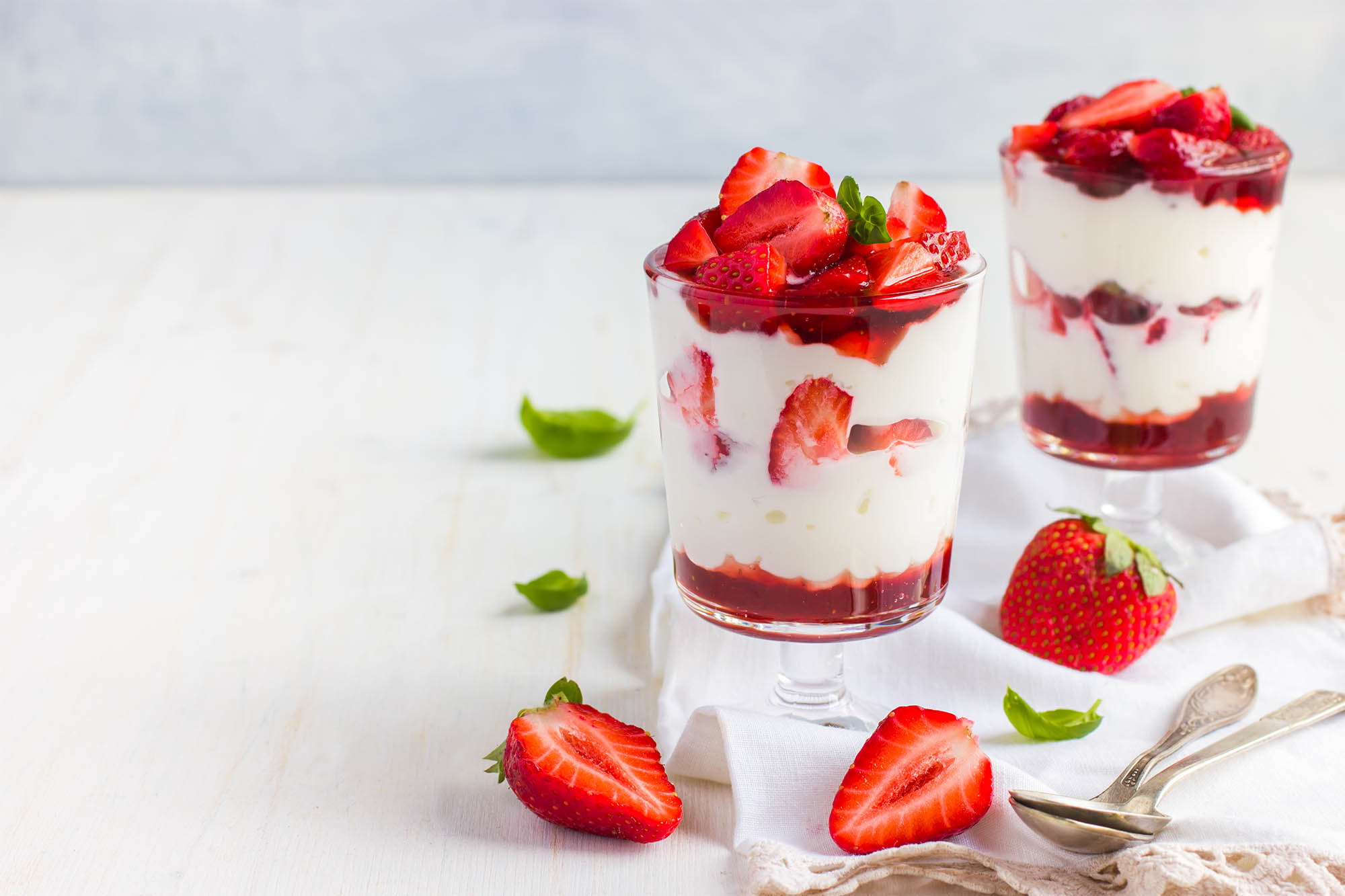 Postres saludables: frutos rojos con yogurt