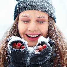 chica con nieve en la cara