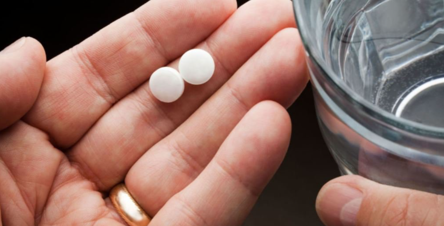 mano con pastillas desparasitantes
