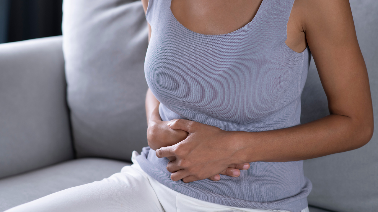 mujer con dolor de estomago